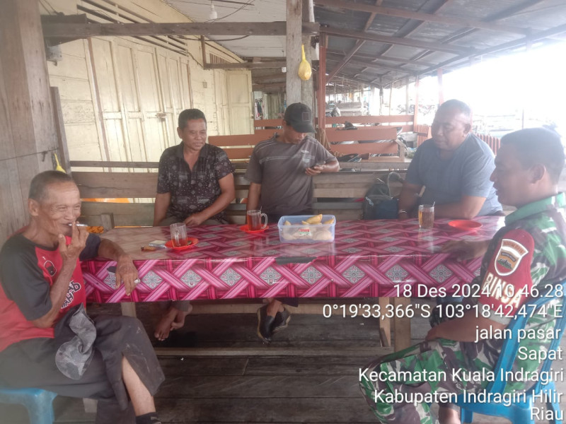 Babinsa Laksanakan Komsos di Kelurahan Sapat Secara Rutin