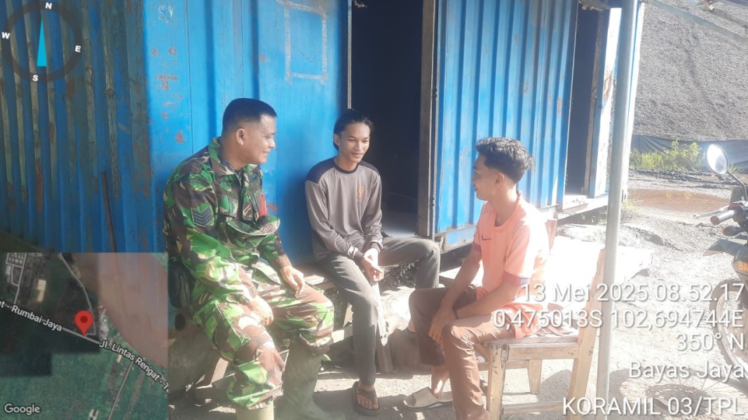 Kopda Jalaluddin Babinsa Koramil 03/Tpl Bincang Santai Dengan Tokoh Pemuda di Kampung Pancasila