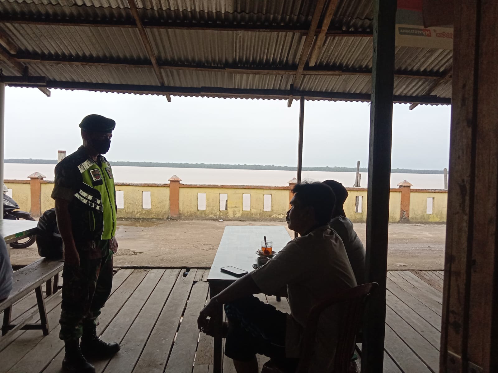 Penerapan Prokes Di Tempat Keramaian Oleh Serda Ali Borkad Harahap