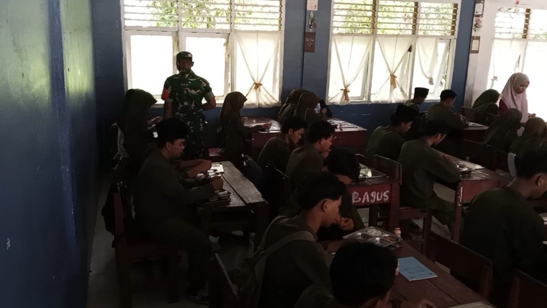 Babinsa Koramil 09/Kemuning Rutin Kawal Makan Bergizi Gratis untuk 580 Siswa-Guru di Keritang