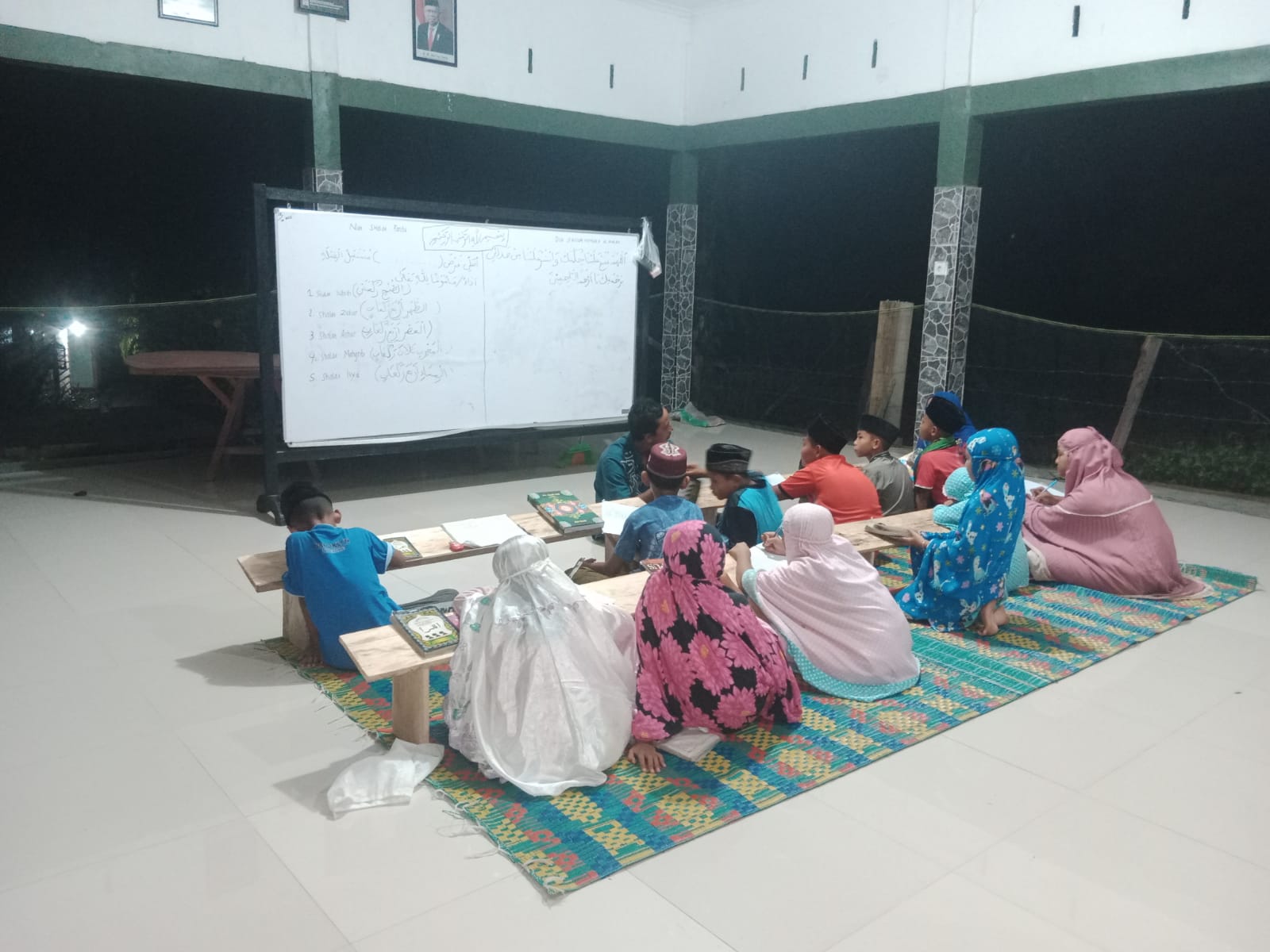 Danramil 09/Kemuning Gelar Magrib Mengaji Bersama Anak-anak Koramil di Binaan