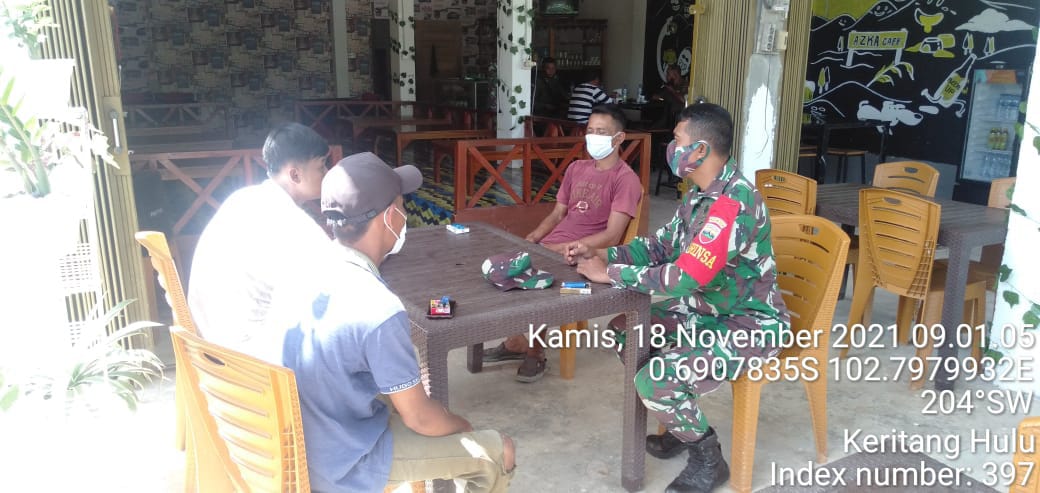 Babinsa 09/Kemuning Dekatkan Diri dengan Warga Melalui Komsos