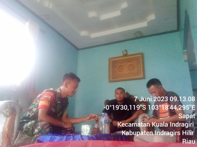 Babinsa Koramil 04/Kuindra Lakukan Pemantauan Terhadap Masyarakat Yang Keluar Masuk Daerah Binaan