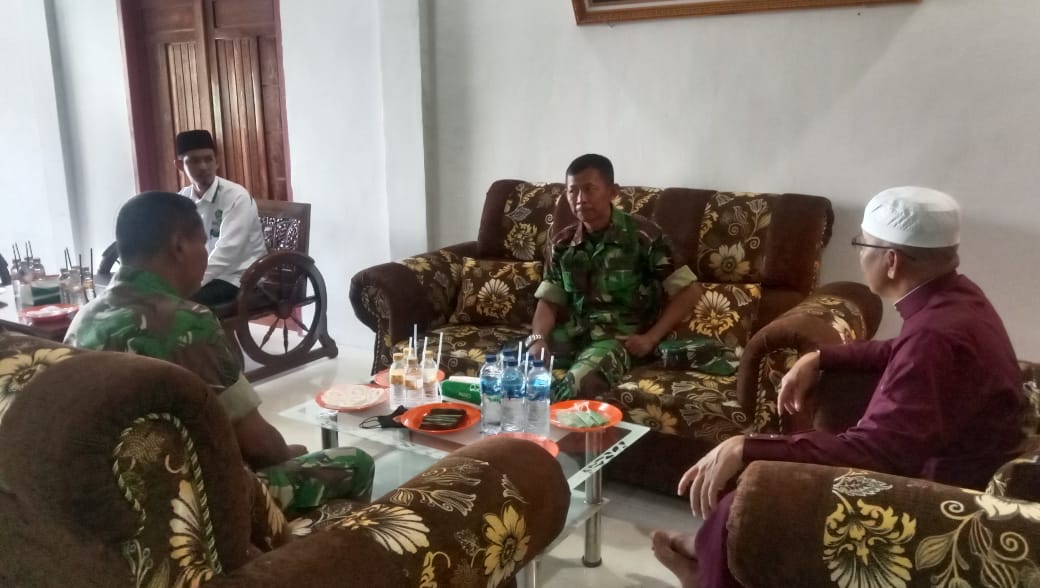 Jalin Silaturahmi Dengan Tokoh Agama, Danramil 03/Tempuling Sambangi Ponpes Di Wilayah Binaan