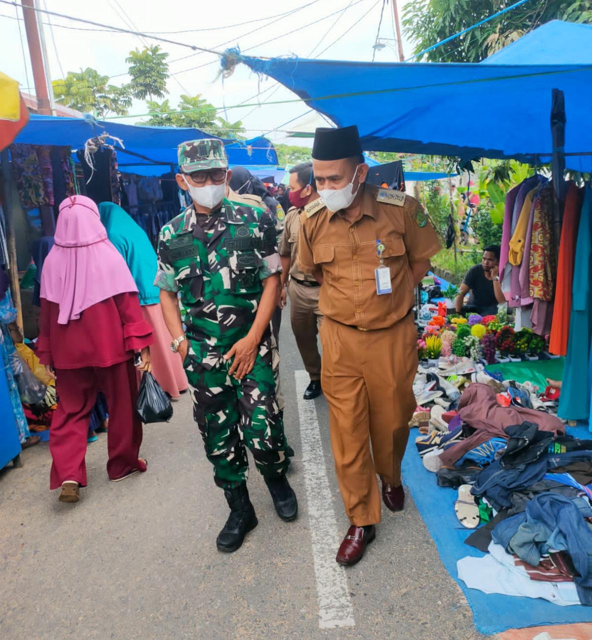 Antisipasi Melonjaknya Harga Sembako, Danramil 03/Tempuling Turun Langsung ke Pasar Pantau Harga