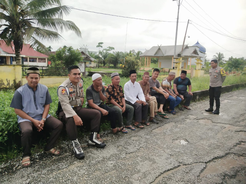 Dekatkan Diri Dengan Warga Personil Polsek Gaung Laksanakan Sambang Dialogis