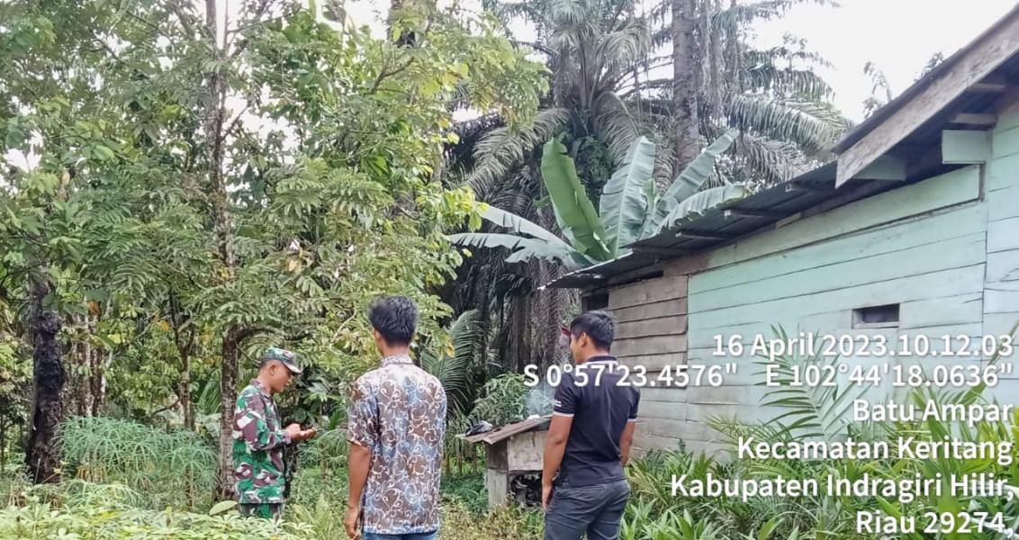 Di Desa Batu Ampar, Babinsa Koramil 09/Kemuning Patroli Karhutla