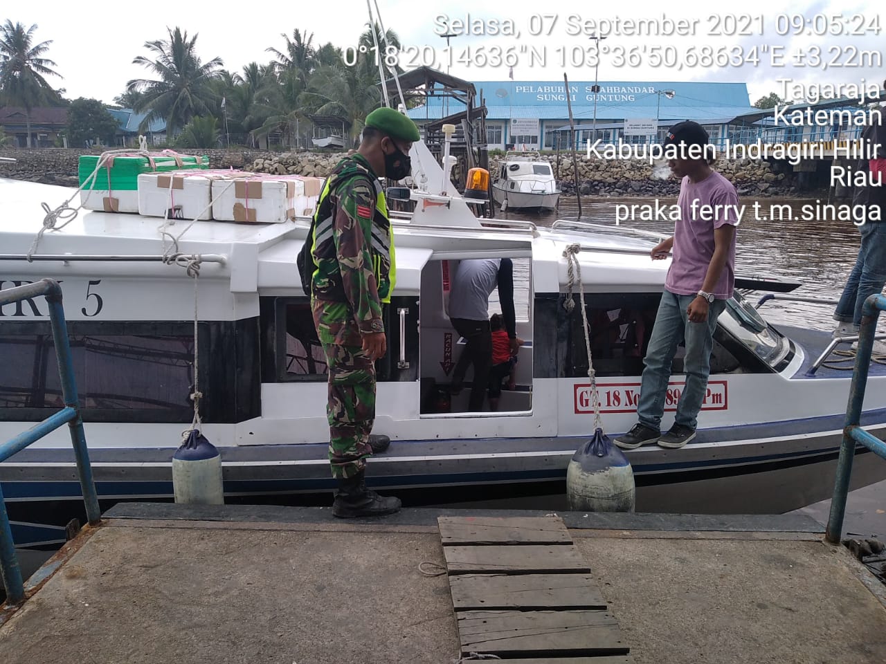 Praka Ferry S Babinsa Koramil 06/Kateman Lakukan Pengecekkan di Pelabuhan Syahbandar