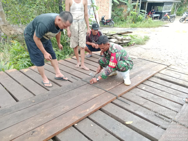 Giat Perbaiki Jembatan Bersama Babinsa Koramil 09/Kemuning Dengan Masyarakat Binaan