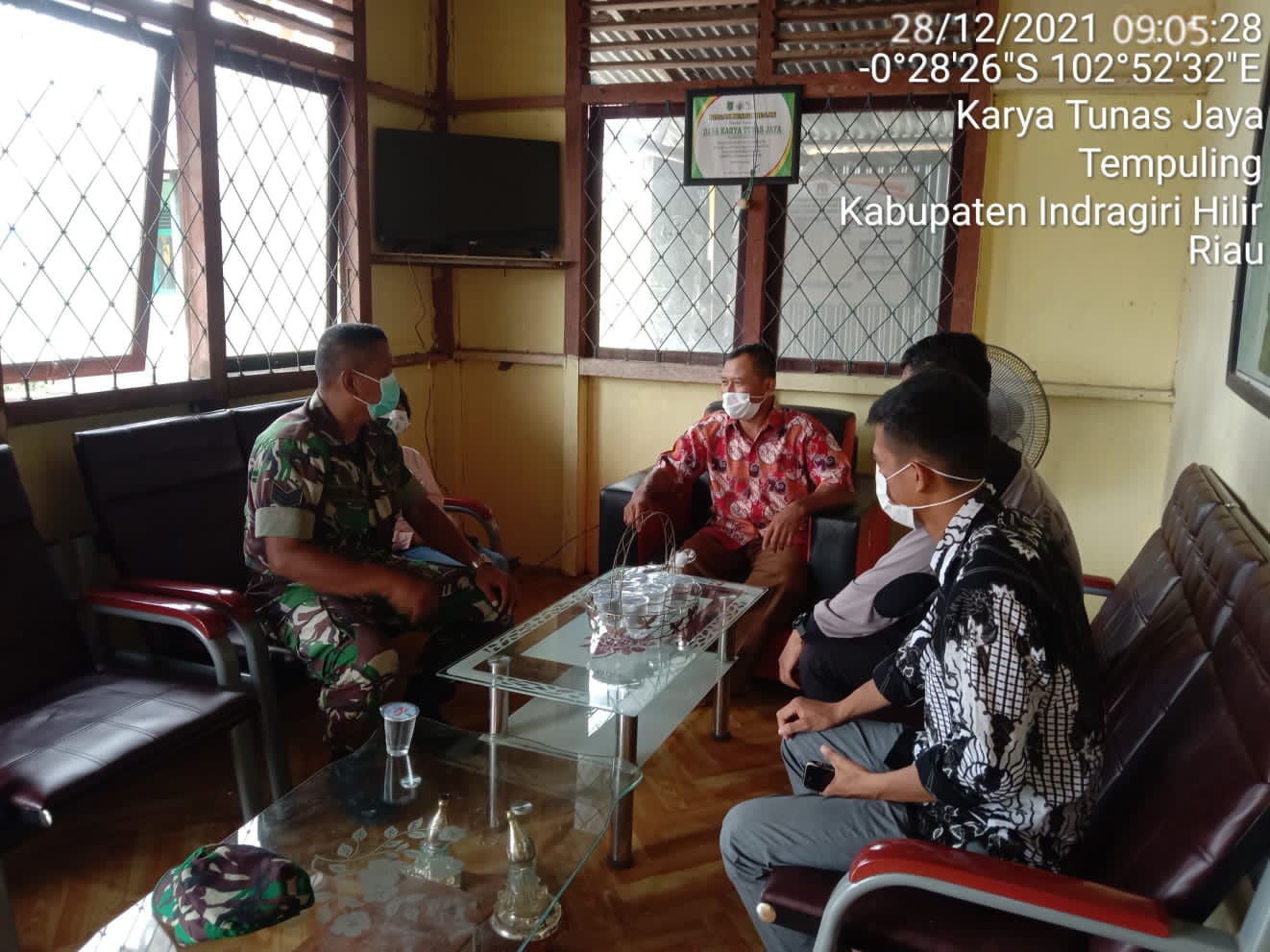 Komsos Bersama Kadus, Babinsa 03/Tempuling Ajak Pantaj Situasi Kamtibmas dan Himbauan Vaksin 