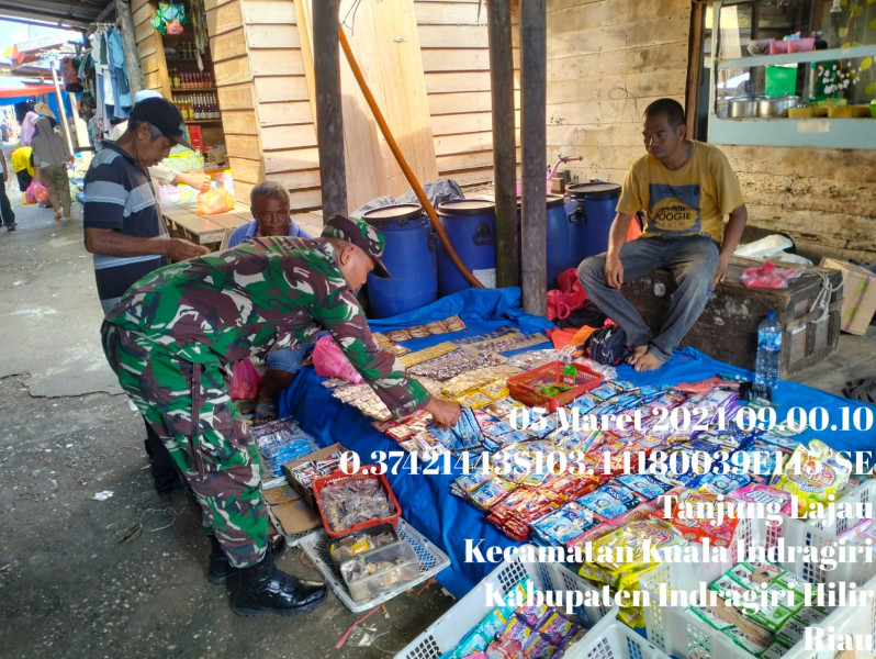 Bersama Pedagang Ikan, Babinsa Koramil 04/Kuindra Himbau Untuk Perhatikan Harga