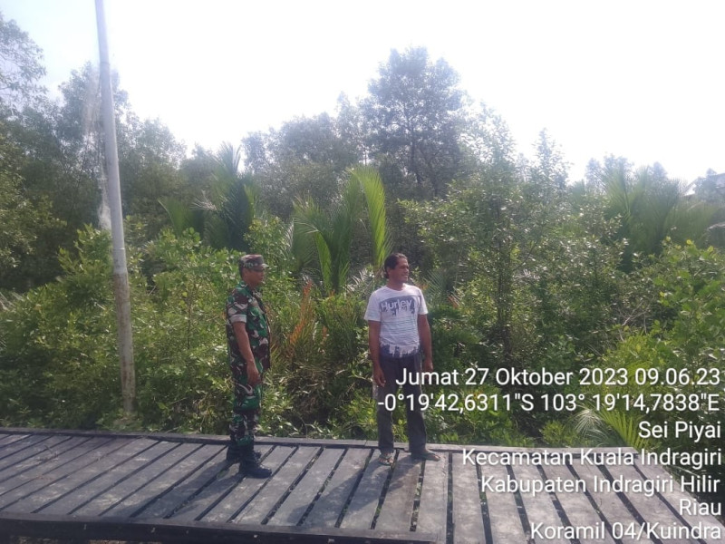 Peduli Terhadap Lahan dan Hutan Warga Oleh Babinsa Koramil 04/Kuindra