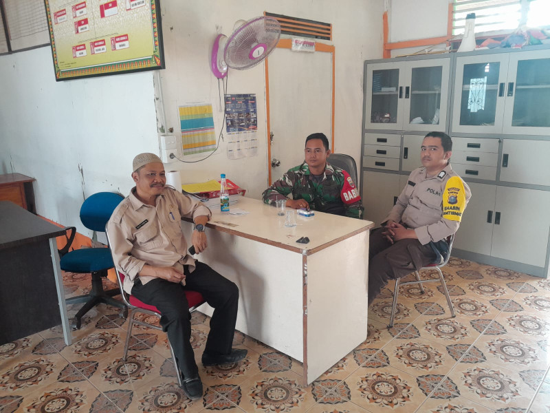 Tingkatkan Sinergitas Babinsa Koramil 05/GAS Serda Ricky Laksanakan Giat Komsos