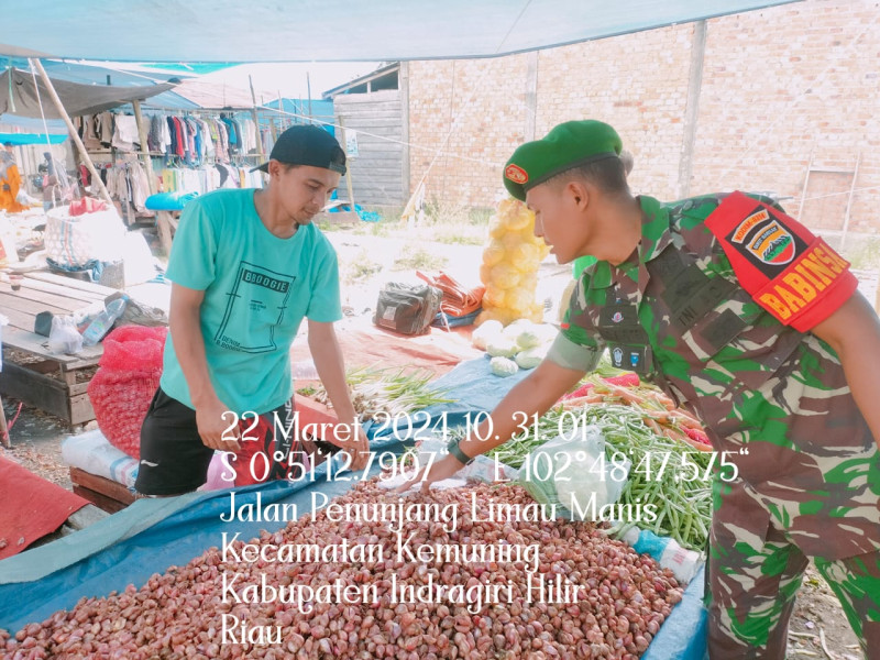 Babinsa Koramil 09/Kmg Lakukan Pemantauan Pasar Untuk Jaga Kamtib Saat Bertransaksi