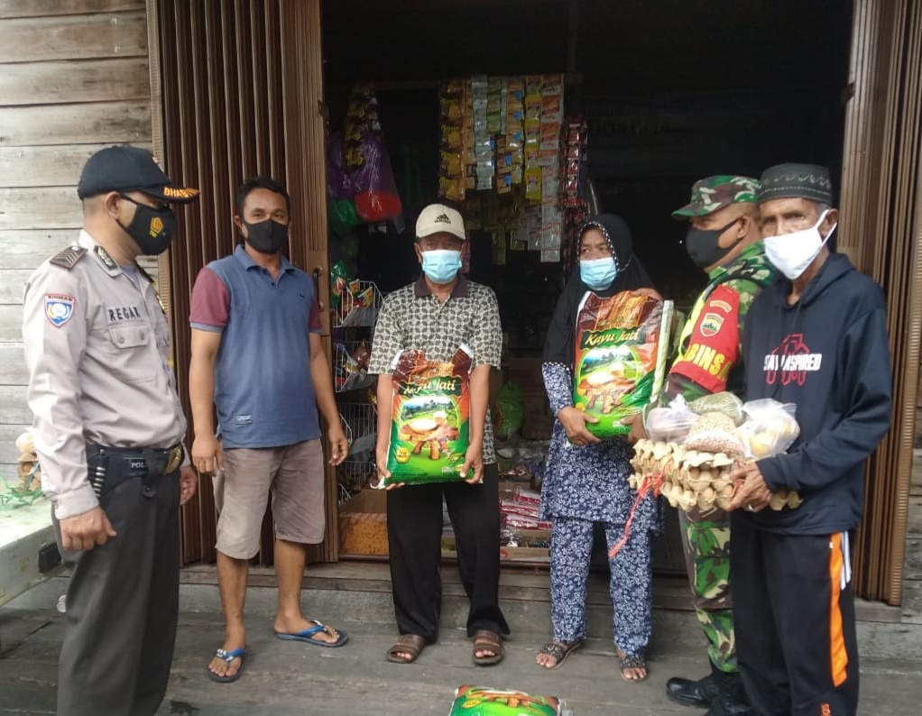 Babinsa Desa Perigi Raja Dampingi Penyaluran BSP