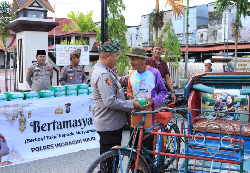 Polres Indragiri Hilir Berbagi Takjil Ramadhan kepada Masyarakat di Tembilahan