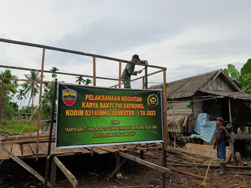 Anggota Koramil 07/Reteh Bedahi RTLH Bersama Warga Untuk Pemasangan Reng Kayu Atas