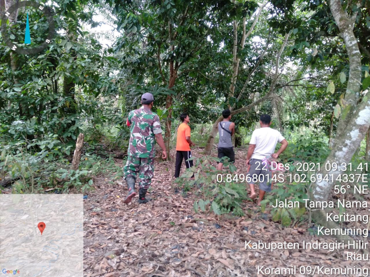 Bersama Warga, Babinsa 09/Kemuning Keluar Masuk Kebun Masyarakat Sosialisasikan Bahaya Karhutla