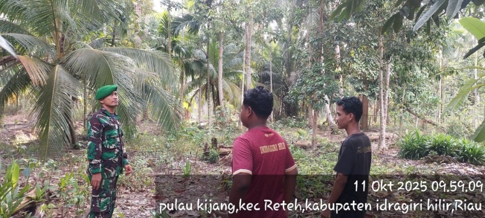 Babinsa Koramil 07/Reteh Meningkatkan Kesadaran Masyarakat akan Pentingnya Menjaga Lingkungan