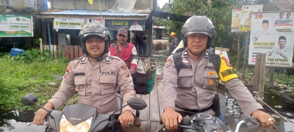 Mencegah Terjadinya Tindak Kriminalitas Bhabinkamtibmas Brigadir Sebi Kurniawan Melaksanakan Patroli Cegah Kriminalitas