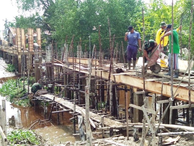 Hari ke 19, Warga dan TNI Gotong Royong Kebut Pembangunan Jembatan Beton di Dusun Kanal Inhil