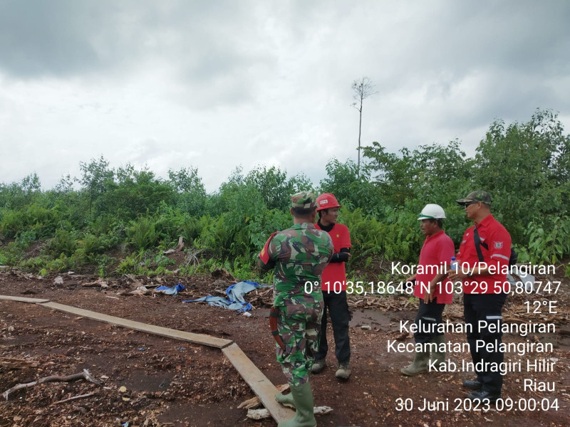 Dengan Cuaca Yang Panas, Babinsa Koramil 10/Pelangiran Turun Ke Lapangan Untuk Lakukan Patroli Karhutla