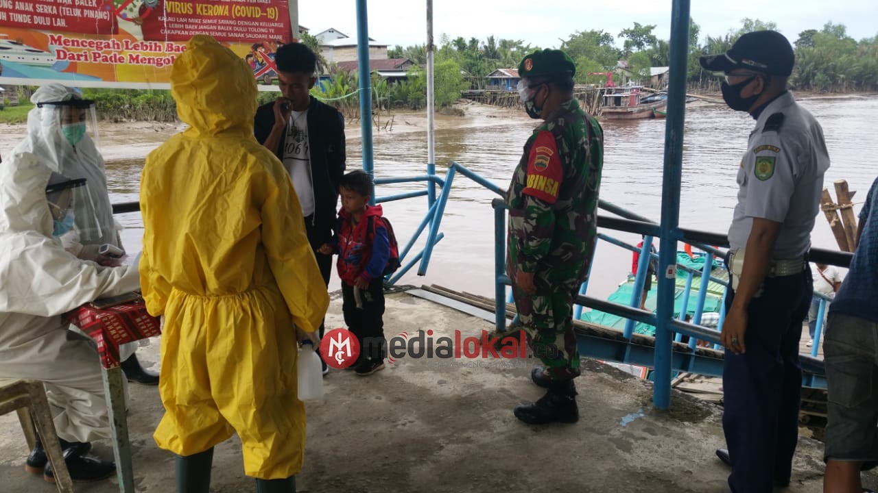 Babinsa Teluk Pinang Koramil 05/GAS Tegakkan Disiplin Covid-19 Transportasi Laut