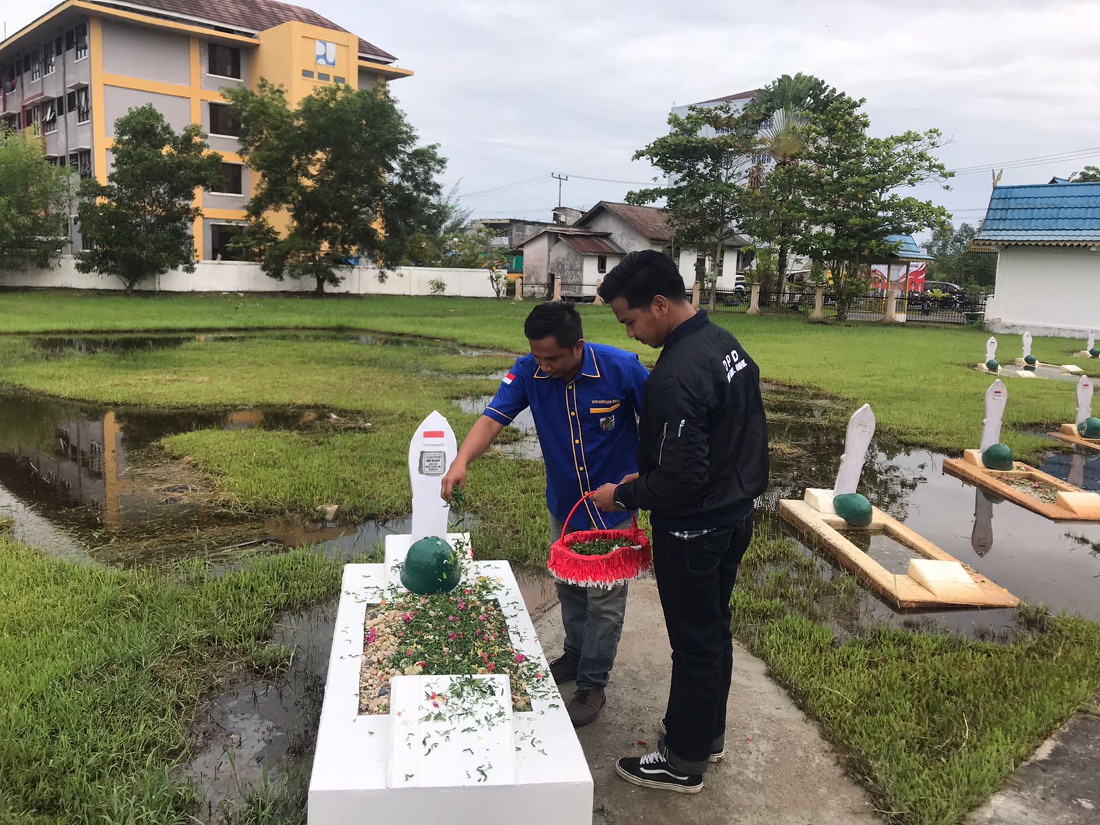 Hari Pahlawan ke-77, KNPI Inhil Ikuti Upacara dan Lakukan Ziarah serta Tabur Bunga di Taman Makam Pahlawan