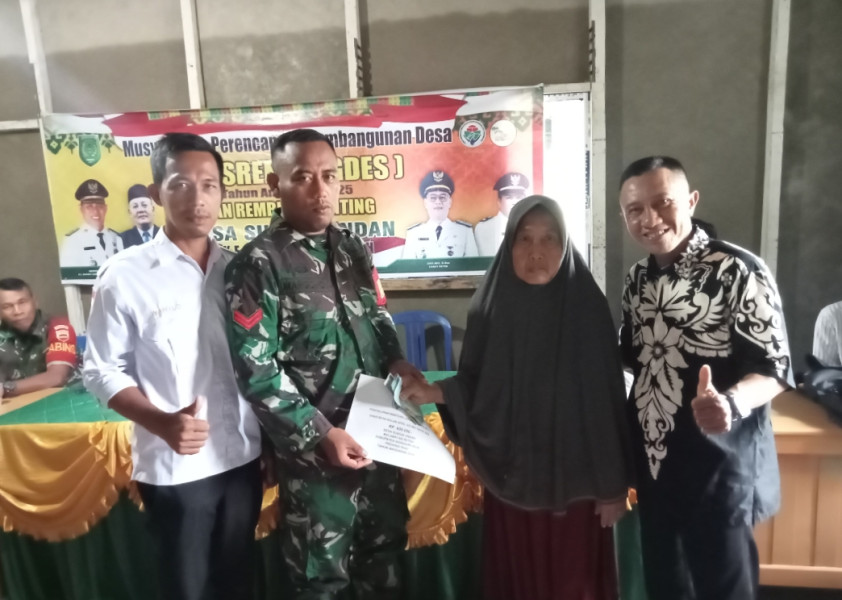 Babinsa Koramil 07/Reteh Dampingi Penyaluran BLT di Metro