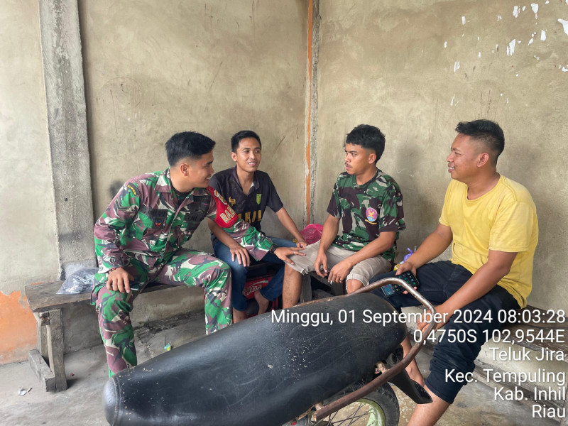 Komsos Babinsa 03/Tpl Bersama Para Pemuda Ciptakan Keamanan dan Ketertiban di Wilayah Binaan