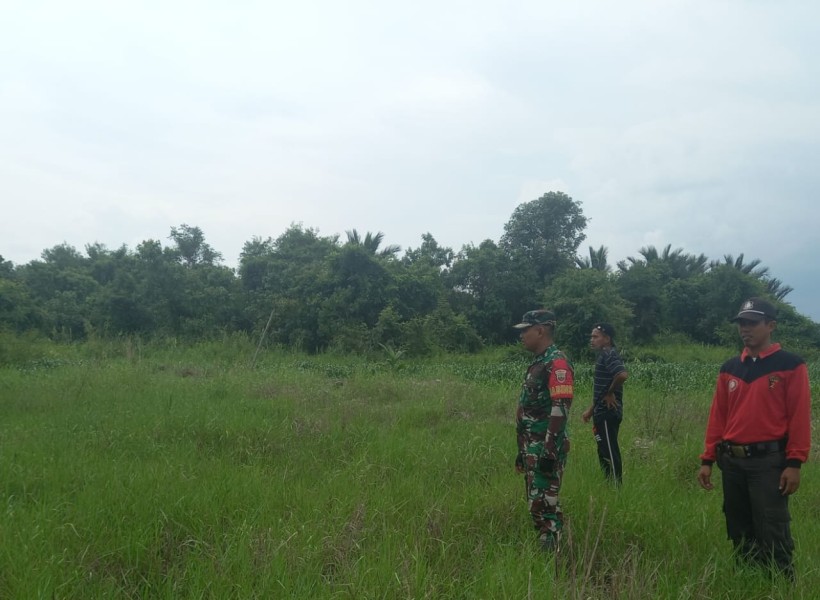 Rutin Laksanakan Patroli Bersama Babinsa Koramil 05/Gas Kodim 0314/Inhil Pratu Sandi Wahyudi Dengan Warga