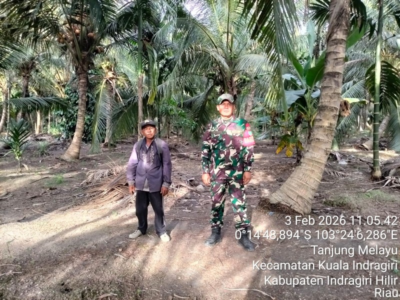 Babinsa Koramil 04/Kuindra Bersama Masyarakat Lakukan Patroli Tapal Batas di Desa Tanjung Melayu