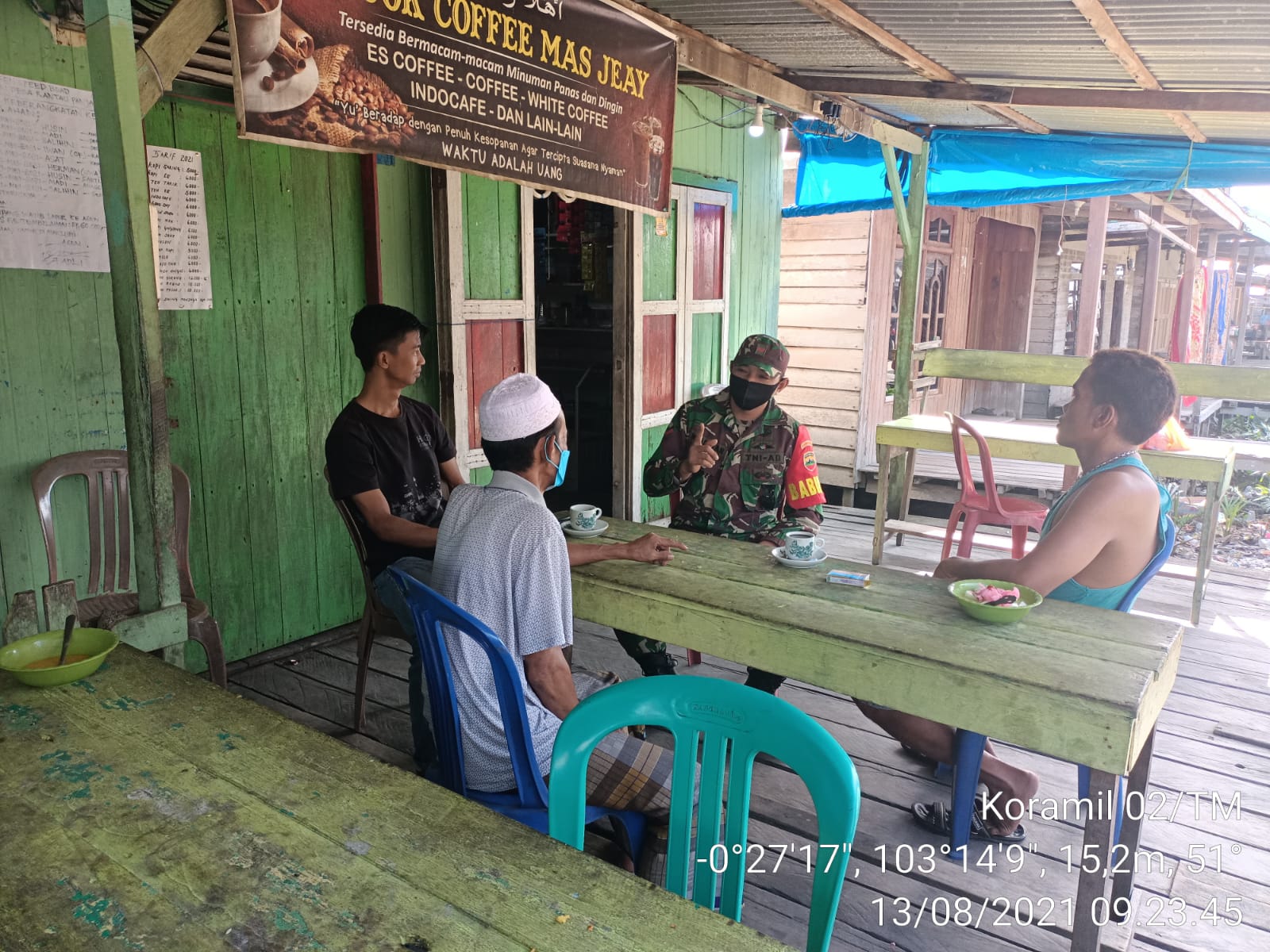 Babinsa 02/Tanah Merah Desa Komsos dengan Masyarakat Desa Rantau Panjang