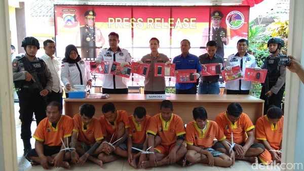 Emak-emak Diringkus Karena Doyan Sabu, Hmm.. 