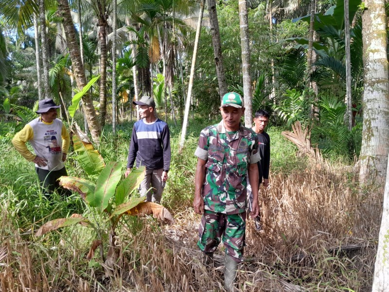 Babinsa Koramil 07/Reteh Melaksanakan Patroli Karhutla di Parit 5