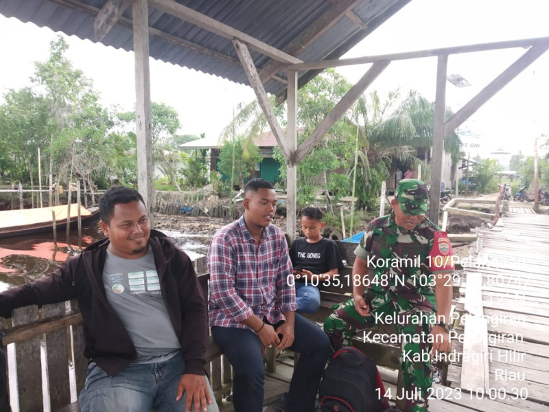 Babinsa Koramil 10/Pelangiran Sampaikan Kepada Warga Agar Menjaga Nilai-nilai Pancasila Yang Tertuang Dalam UUD 1945