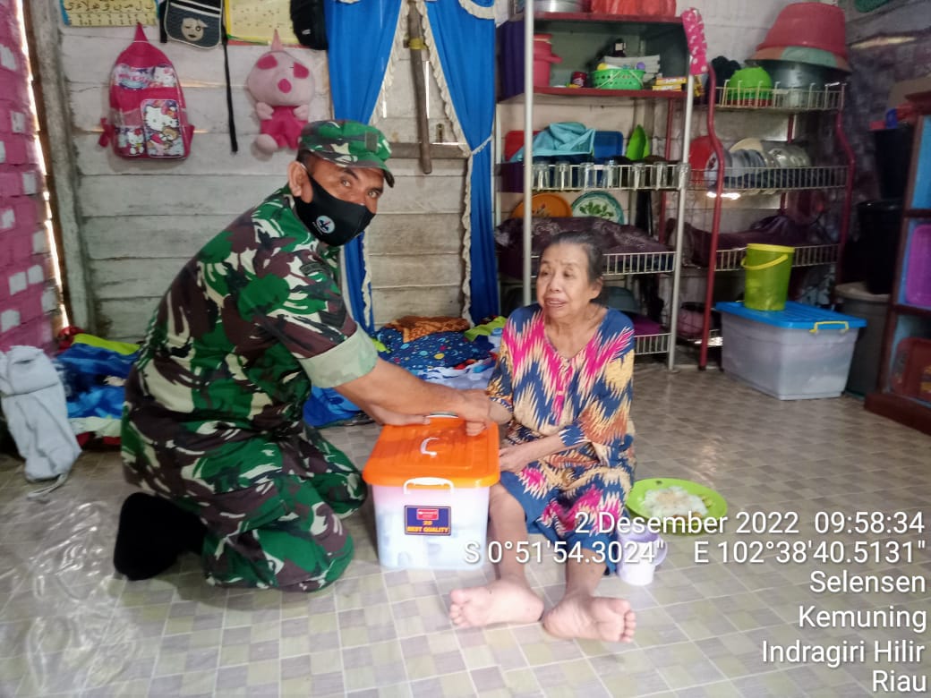 Jum'at Berkah, Babinsa Koramil 09/Kemuning Lakukan Pemberian Sembako Kepada Warga