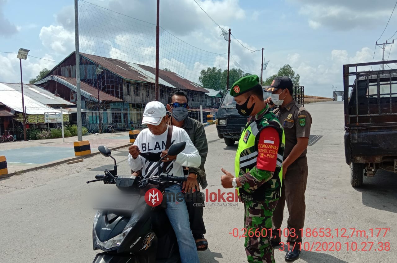 Jalan Lintas Sungai Luar Digelar Pemeriksaan Protkes oleh Personil Koramil 12/Batang Tuaka