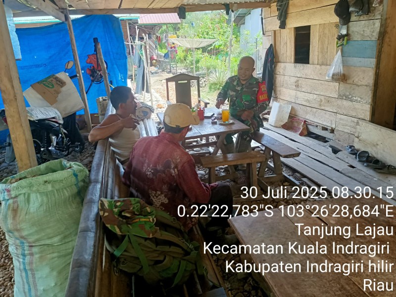 Komsos Babinsa Serda Siahaan di Desa Tanjung Lajau: Meningkatkan Hubungan Baik dan Harmonis