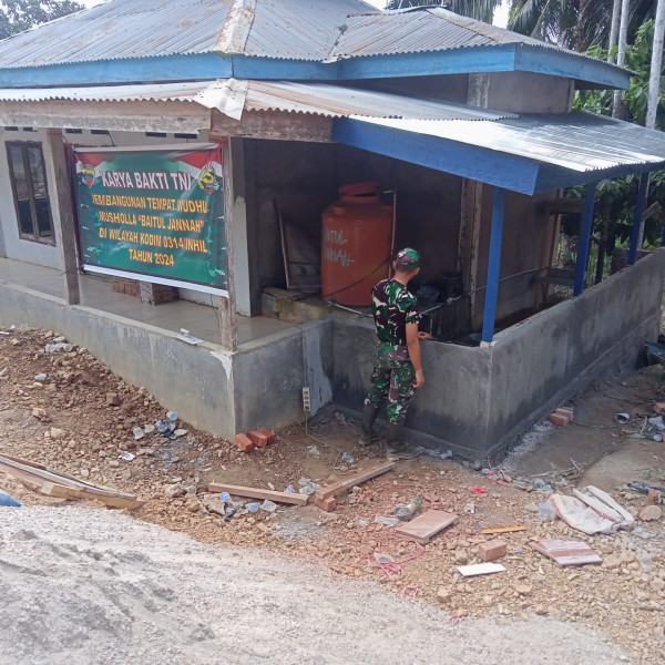 Babinsa Koramil 09/Kemuning Giat Bangun Mushalla di Kelurahan Selensen