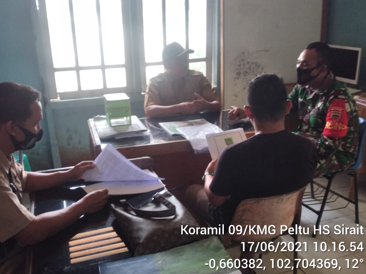 Babinsa 09/Kemuning Komsos dengan Aparat Desa dan Puskesmas Sencalang