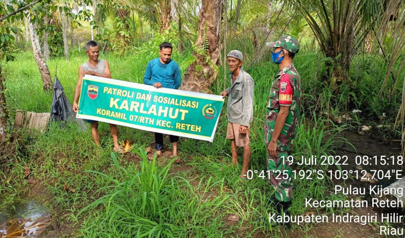 Patroli Bekas dan Sosialisasi Karhutla Oleh Babinsa Koramil 07/Reteh di Wilayah Binaan