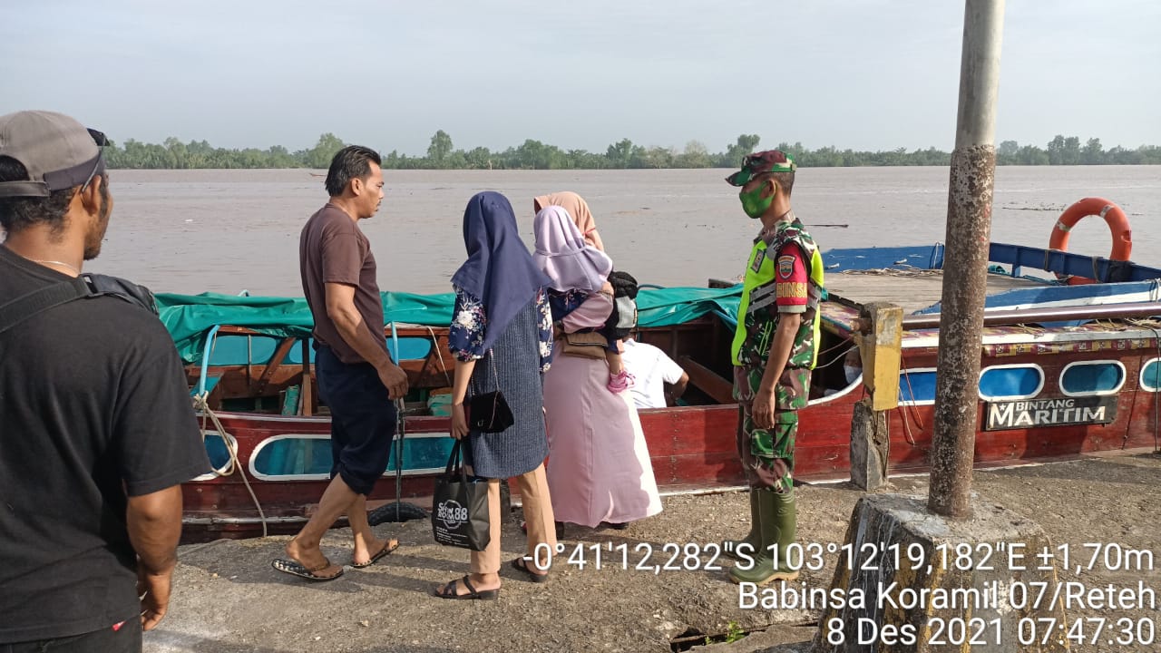 Babinsa Koramil 07/Reteh Berikan Teguran Kepada Warga yang Tak Patuhi Protokol Kesehatan