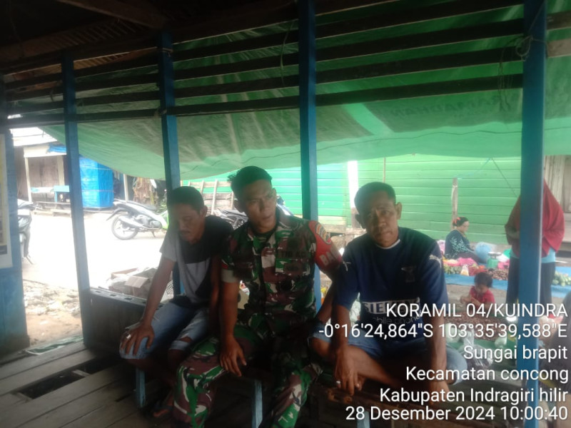 Babinsa Koramil 04/Kuindra Secara Rutin Melaksanakan Komsos di Sungai Berapit