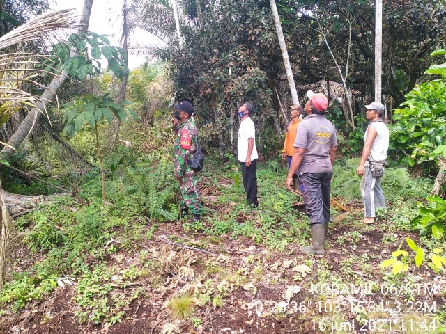 Babinsa Air Tawar Bersama Warga Lakukan Antisipasi dan Patroli Kebakaran Lahan