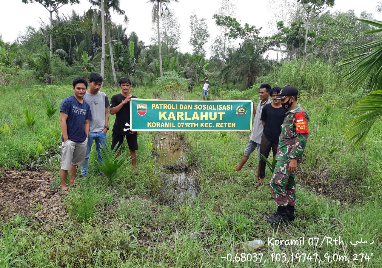 Babinsa Koramil 07/Reteh Serda Ramli Patroli Karlahut  Bersama Masyarakat