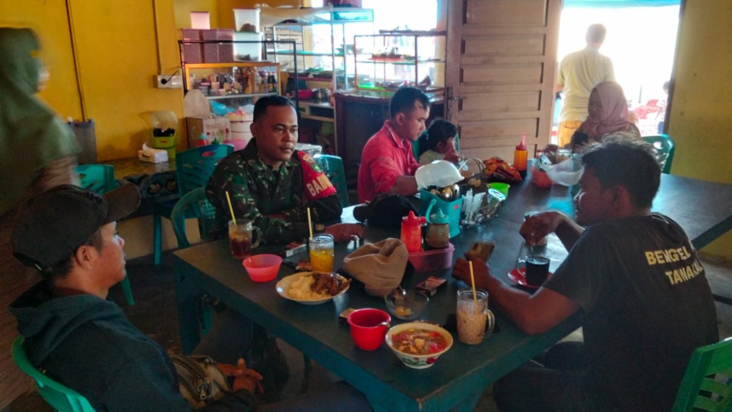 Babinsa Korps 03/Tempuling Laksanakan Pengawasan SDM Kampung Pancasila di Desa Rumbai Jaya