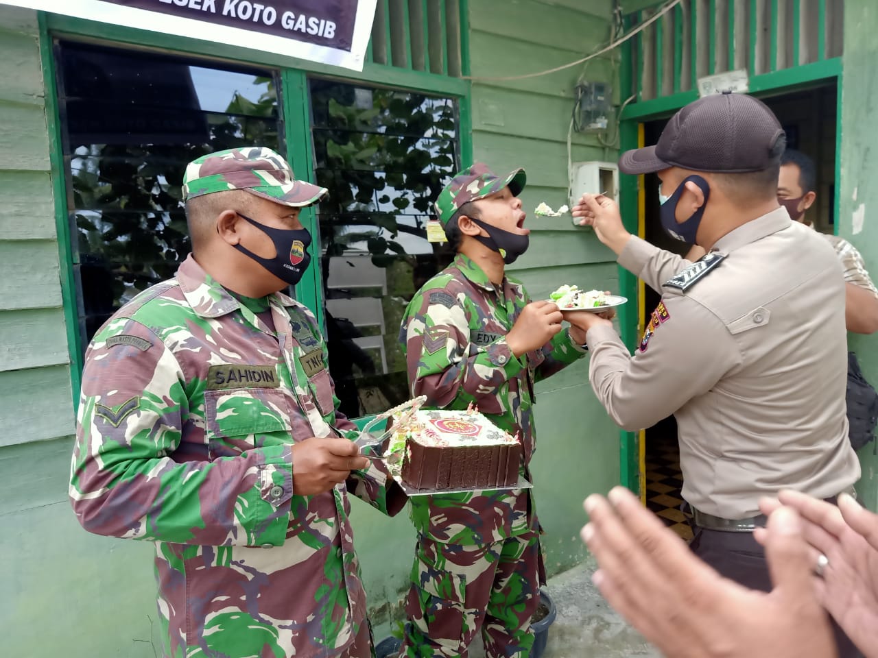 HUT TNI ke 75, Polsek Koto Gasib Sambangi Kantor Bhabinsa Koramil 10 Perawang, Pangkalan Pisang