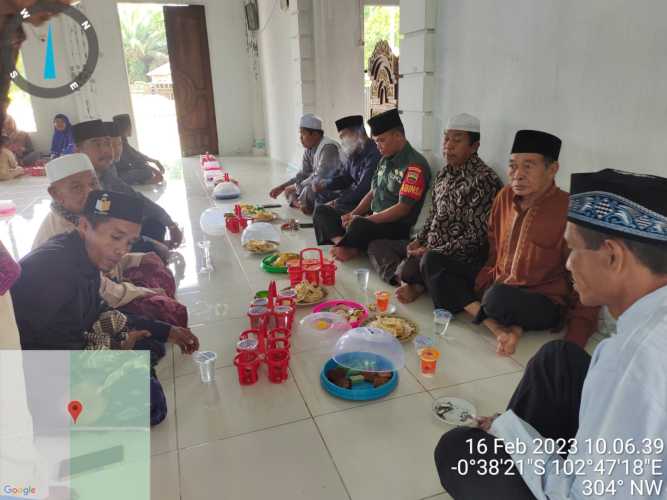 Babinsa Desa Pengalihan Bersama Masyarakat Gelar Peringatan Isra dan Mi'raj Di Desa