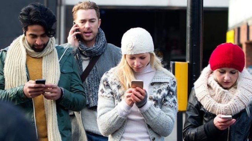 Benarkah Ponsel Menjajah dan Bikin Kita Kurang Produktif?